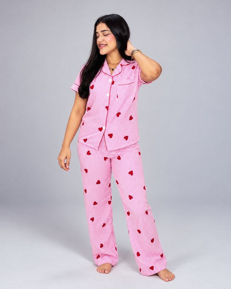 Pijama de corazones en estudio gris