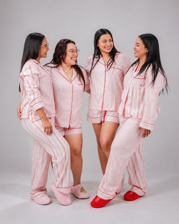 Cuatro amigas en pijama en estudio gris