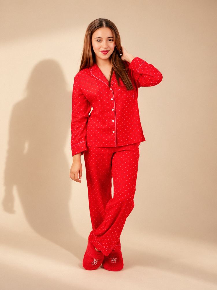 Pijama roja en estudio beige