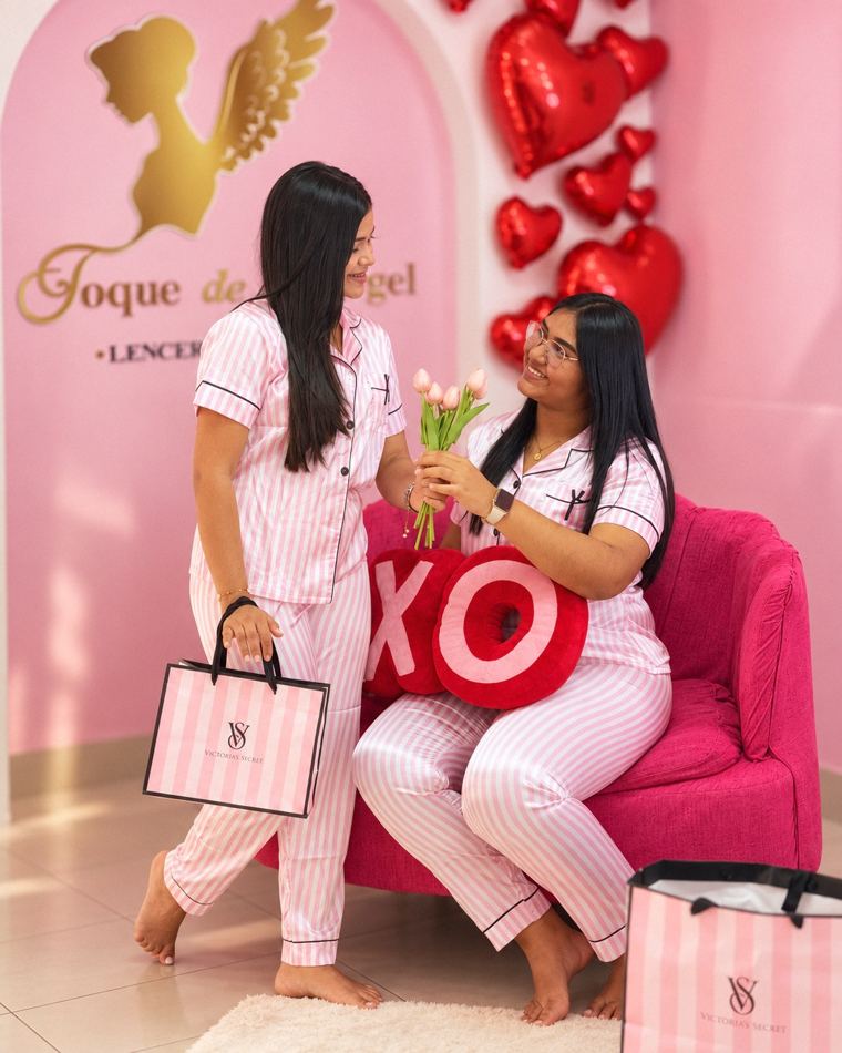Dos modelos en pijama dentro de la tienda